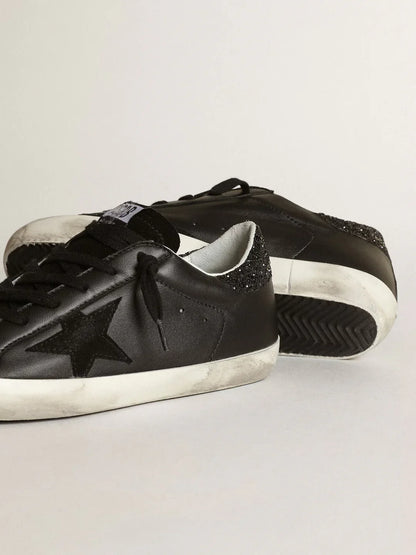 Super-Star en nappa noir avec étoile noire et contrefort pailleté