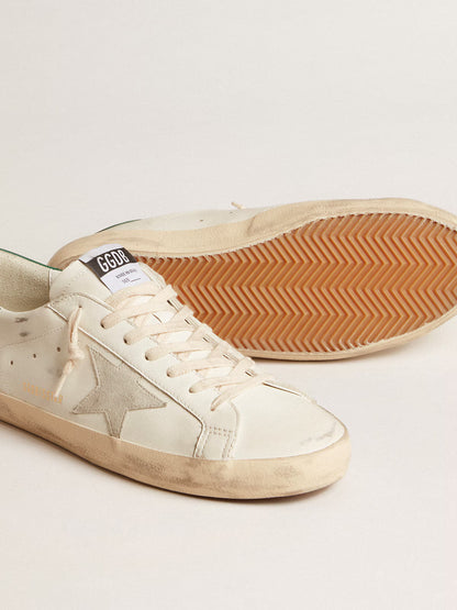 Super-Star en cuir blanc avec étoile en daim gris froid et contrefort en cuir vert