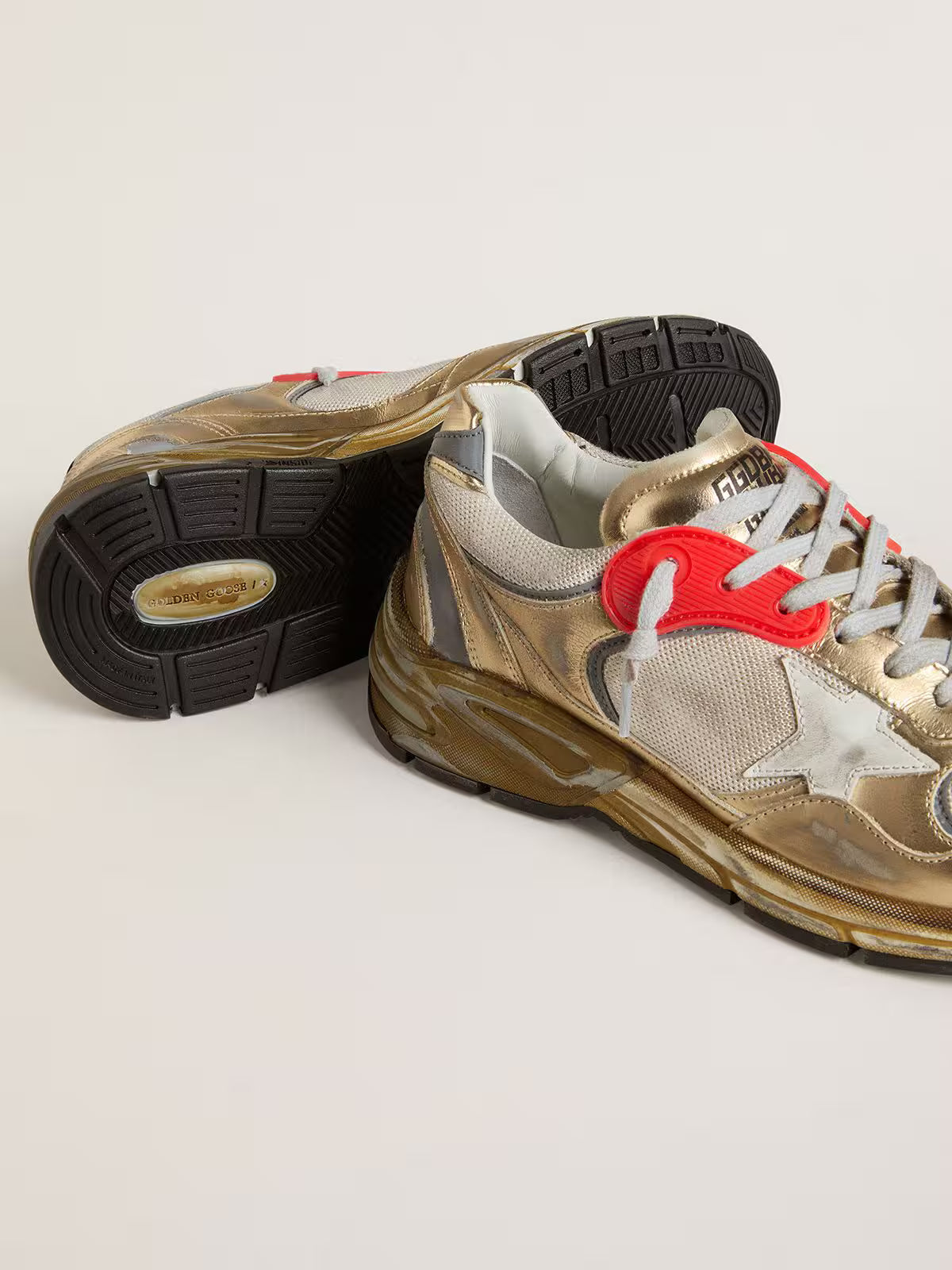 Dad-Star pour femme en résille et cuir lamé doré avec étoile en cuir blanc