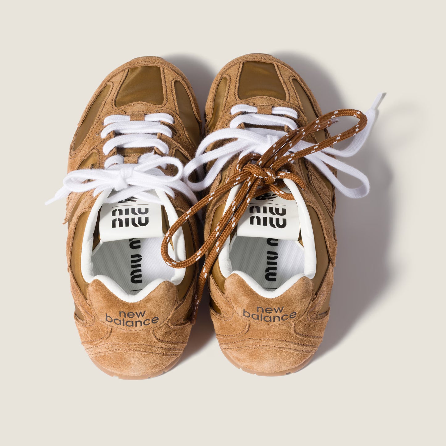 Baskets 530 SL New Balance x Miu Miu en tissu technique et daim Beige